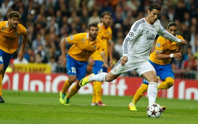 环球电竞精华-C罗直接任意球破门人墙形同虚设